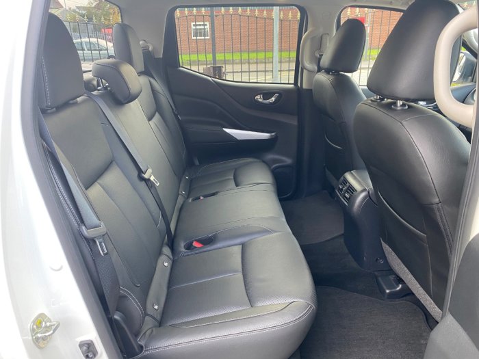 Nissan Navara Double Cab Pick Up Tekna 2.3dCi 190 4WD Auto Pick Up Diesel White