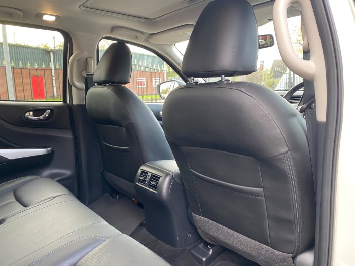 Nissan Navara Double Cab Pick Up Tekna 2.3dCi 190 4WD Auto Pick Up Diesel White