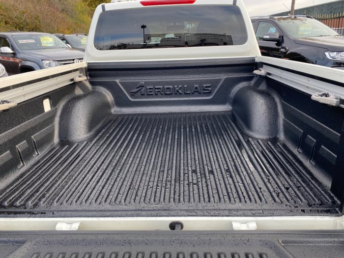 Nissan Navara Double Cab Pick Up Tekna 2.3dCi 190 4WD Auto Pick Up Diesel White