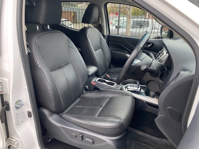 Nissan Navara Double Cab Pick Up Tekna 2.3dCi 190 4WD Auto Pick Up Diesel White