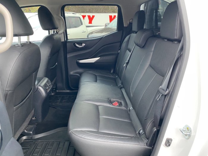 Nissan Navara Double Cab Pick Up Tekna 2.3dCi 190 4WD Auto Pick Up Diesel White
