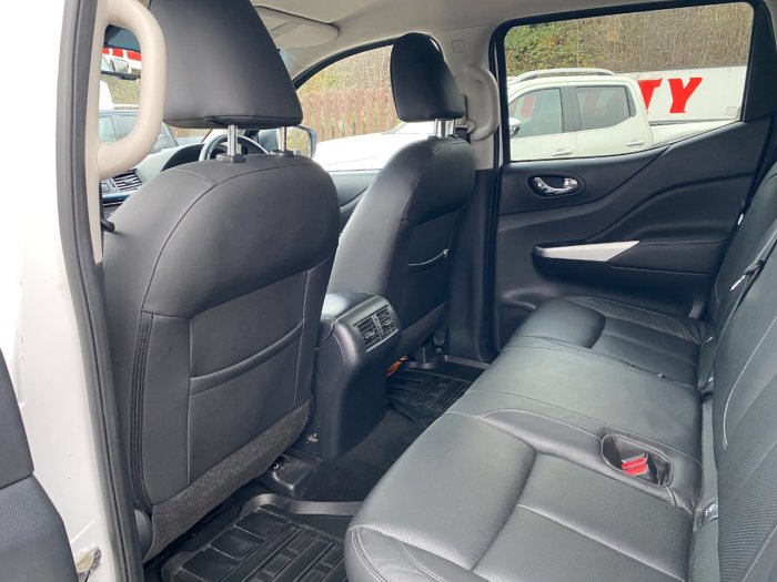 Nissan Navara Double Cab Pick Up Tekna 2.3dCi 190 4WD Auto Pick Up Diesel White