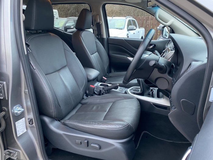 Nissan Navara Double Cab Pick Up Tekna 2.3dCi 190 4WD Pick Up Diesel Grey