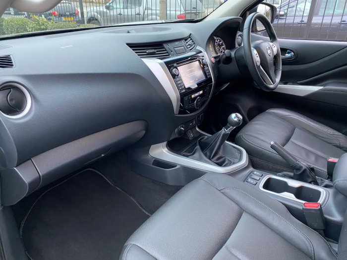Nissan Navara Double Cab Pick Up Tekna 2.3dCi 190 4WD Pick Up Diesel Grey