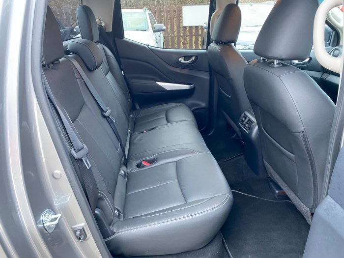 Nissan Navara Double Cab Pick Up Tekna 2.3dCi 190 4WD Pick Up Diesel Grey