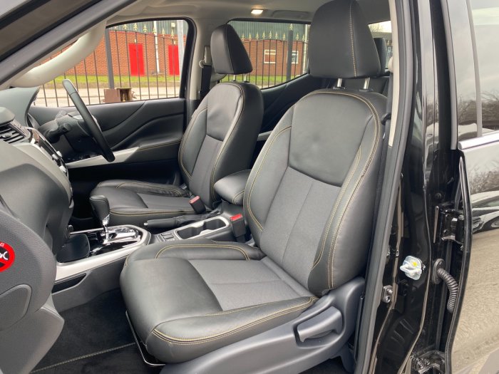 Nissan Navara Double Cab Pick Up N-Guard 2.3dCi 190 TT 4WD Auto Pick Up Diesel Black