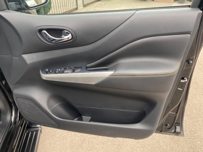 Nissan Navara Double Cab Pick Up N-Guard 2.3dCi 190 TT 4WD Auto Pick Up Diesel Black