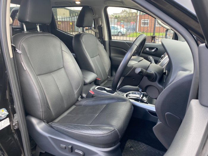 Nissan Navara Double Cab Pick Up Tekna 2.3dCi 190 4WD Auto Pick Up Diesel Black