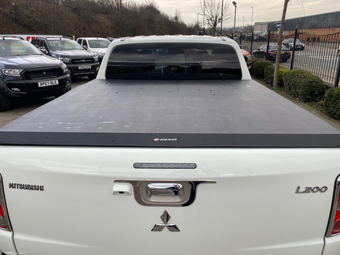 Mitsubishi L200 2.4 Double Cab DI-D 178 Barbarian 4WD Auto Pick Up Diesel White