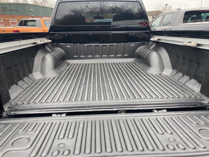 Nissan Navara Double Cab Pick Up N-Guard 2.3dCi 190 4WD Auto Pick Up Diesel Black
