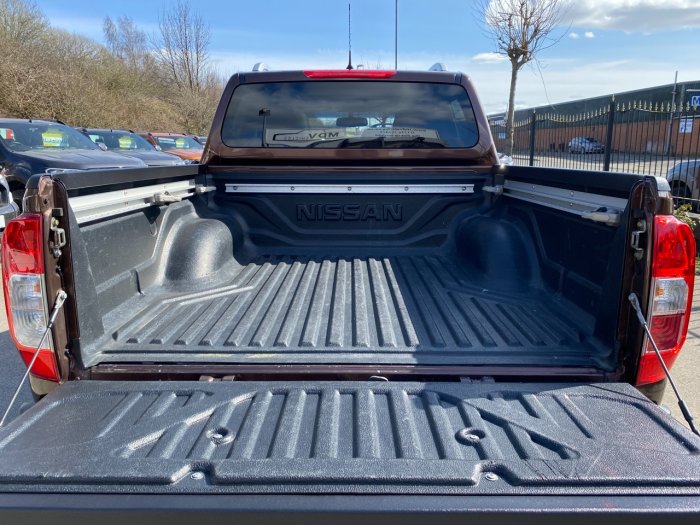 Nissan Navara Double Cab Pick Up Tekna 2.3dCi 190 4WD Auto Pick Up Diesel Bronze