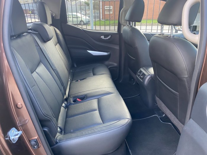 Nissan Navara Double Cab Pick Up Tekna 2.3dCi 190 4WD Auto Pick Up Diesel Bronze