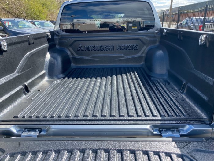 Mitsubishi L200 2.4 Double Cab DI-D 178 Barbarian 4WD Pick Up Diesel Grey