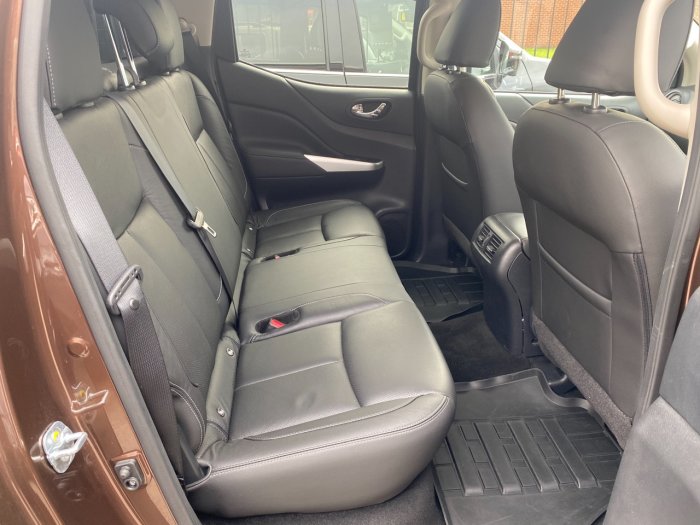 Nissan Navara Double Cab Pick Up Tekna 2.3dCi 190 4WD Auto Pick Up Diesel Bronze