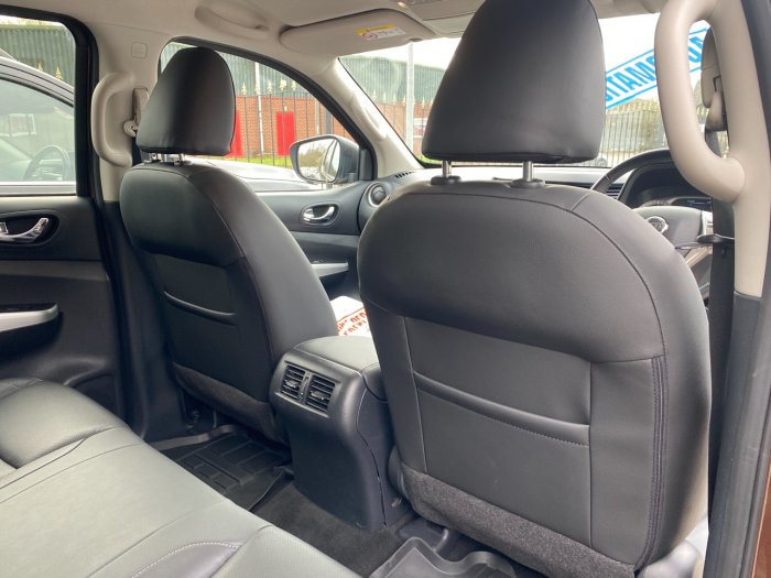 Nissan Navara Double Cab Pick Up Tekna 2.3dCi 190 4WD Auto Pick Up Diesel Bronze