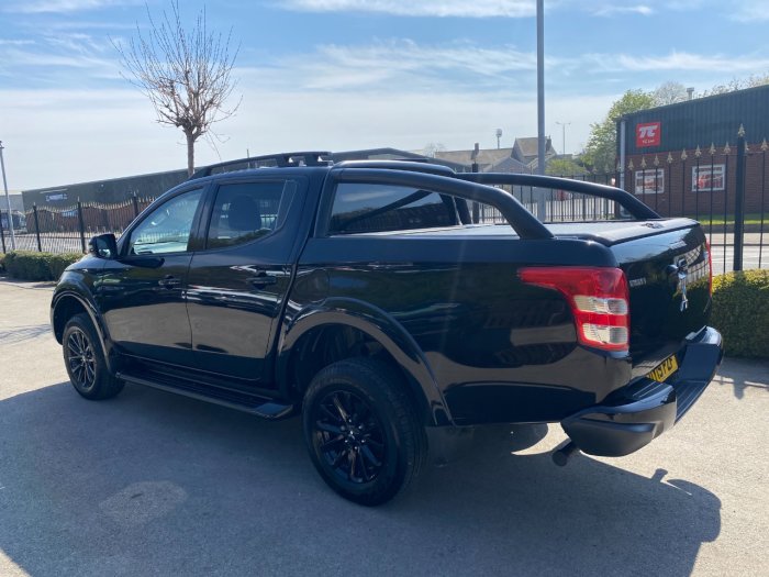 Mitsubishi L200 2.4 Double Cab DI-D 181 Barbarian Black 4WD Pick Up Diesel Black