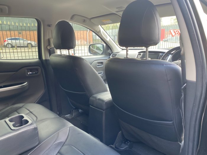 Mitsubishi L200 2.4 Double Cab DI-D 181 Barbarian Black 4WD Pick Up Diesel Black