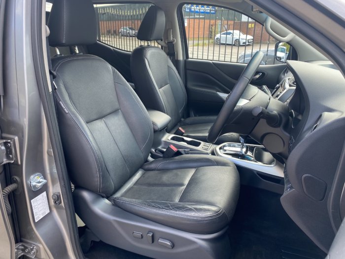 Nissan Navara Double Cab Pick Up Tekna 2.3dCi 190 4WD Auto Pick Up Diesel Grey