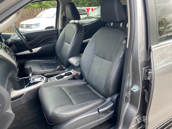 Nissan Navara Double Cab Pick Up Tekna 2.3dCi 190 4WD Auto Pick Up Diesel Grey
