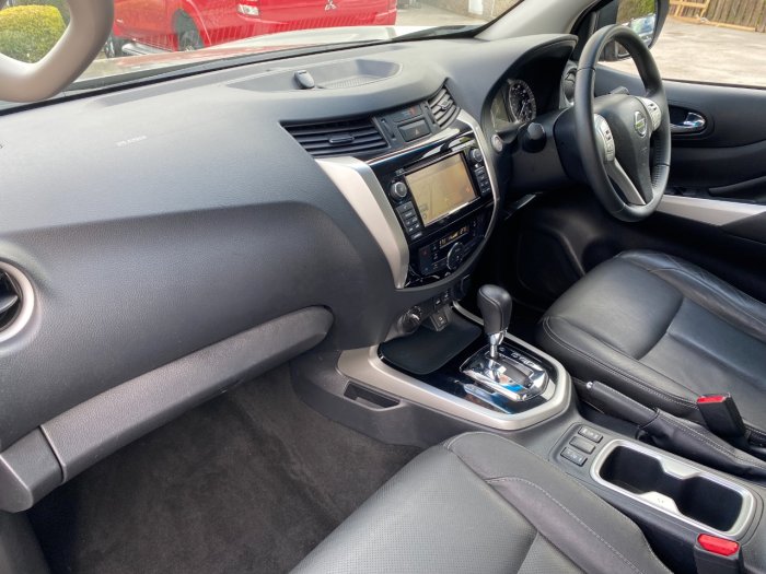 Nissan Navara Double Cab Pick Up Tekna 2.3dCi 190 4WD Auto Pick Up Diesel Grey