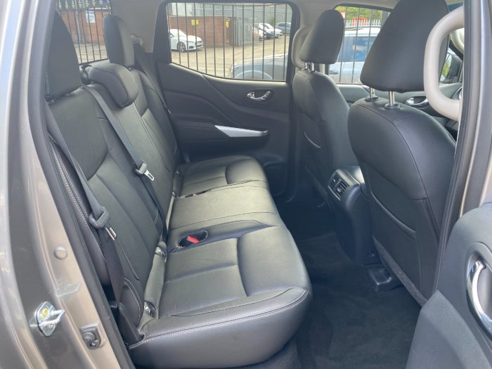 Nissan Navara Double Cab Pick Up Tekna 2.3dCi 190 4WD Auto Pick Up Diesel Grey