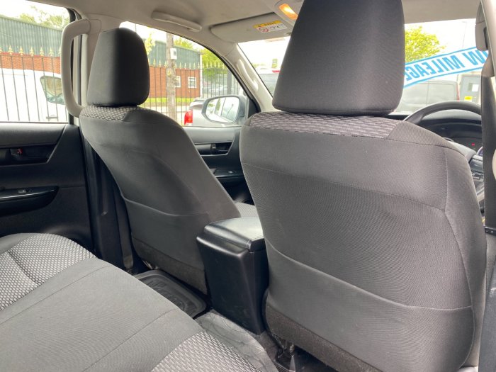 Toyota Hilux Active D/Cab Pick Up 2.4 D-4D Pick Up Diesel White