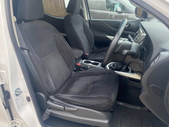 Nissan Navara Double Cab Pick Up N-Connecta 2.3dCi 190 4WD Pick Up Diesel White