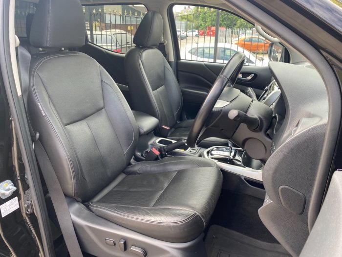 Nissan Navara Double Cab Pick Up Tekna 2.3dCi 190 4WD Auto Pick Up Diesel Black