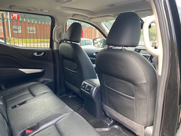 Nissan Navara Double Cab Pick Up Tekna 2.3dCi 190 4WD Auto Pick Up Diesel Black
