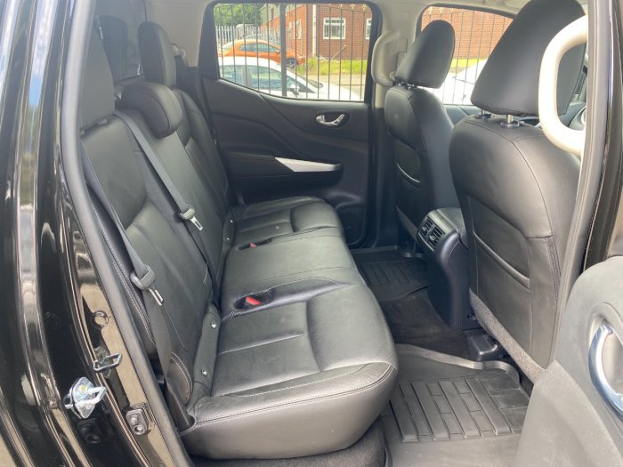 Nissan Navara Double Cab Pick Up Tekna 2.3dCi 190 4WD Auto Pick Up Diesel Black