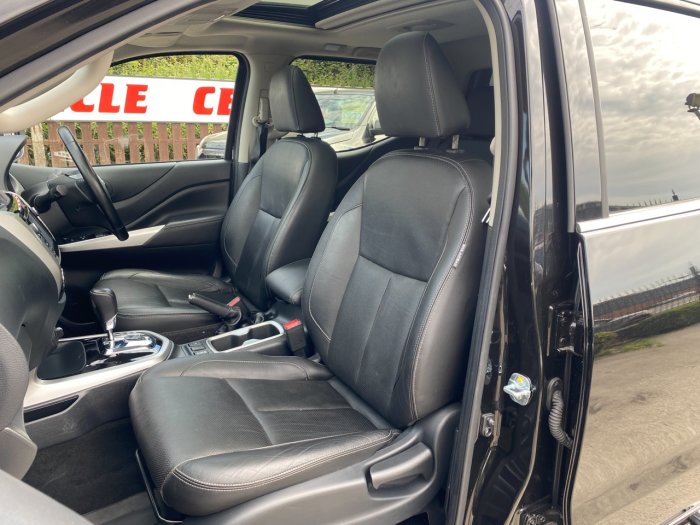 Nissan Navara Double Cab Pick Up Tekna 2.3dCi 190 4WD Auto Pick Up Diesel Black