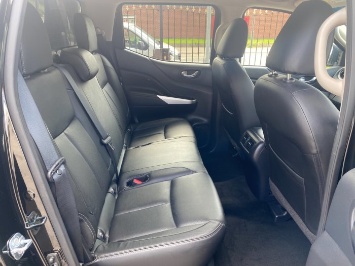 Nissan Navara Double Cab Pick Up Tekna 2.3dCi 190 4WD Auto Pick Up Diesel Black