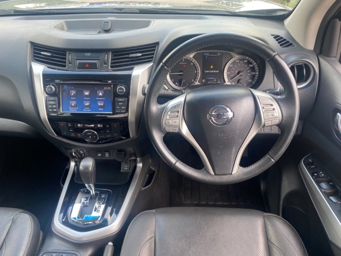 Nissan Navara Double Cab Pick Up Tekna 2.3dCi 190 4WD Auto Pick Up Diesel Grey
