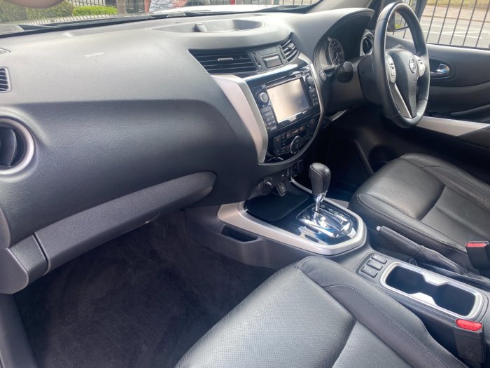Nissan Navara Double Cab Pick Up Tekna 2.3dCi 190 4WD Auto Pick Up Diesel Grey