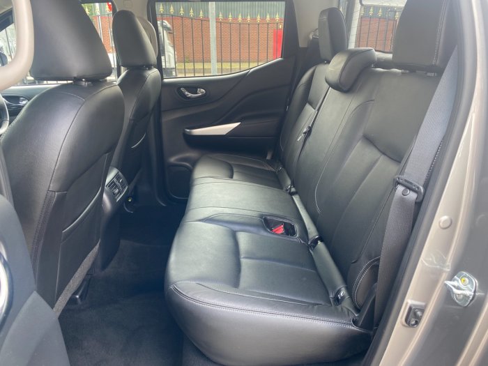 Nissan Navara Double Cab Pick Up Tekna 2.3dCi 190 4WD Auto Pick Up Diesel Grey