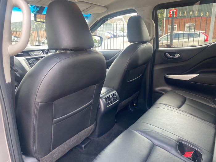 Nissan Navara Double Cab Pick Up Tekna 2.3dCi 190 4WD Auto Pick Up Diesel Grey