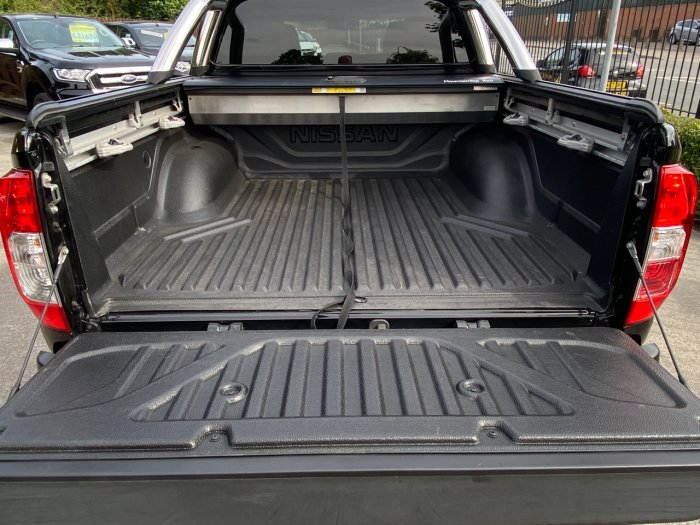 Nissan Navara Double Cab Pick Up Tekna 2.3dCi 190 4WD Pick Up Diesel Black