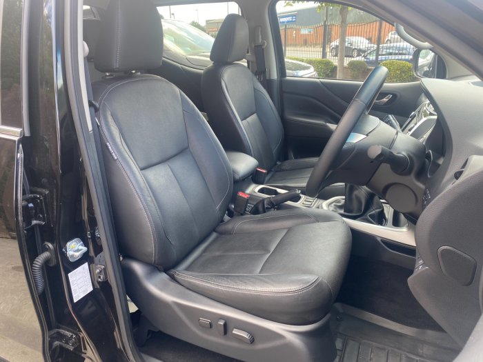 Nissan Navara Double Cab Pick Up Tekna 2.3dCi 190 4WD Pick Up Diesel Black
