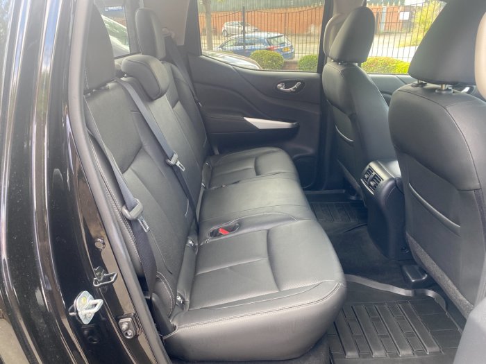 Nissan Navara Double Cab Pick Up Tekna 2.3dCi 190 4WD Pick Up Diesel Black