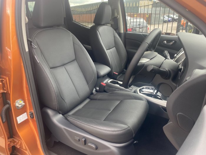 Nissan Navara Double Cab Pick Up Tekna 2.3dCi 190 TT 4WD Auto Pick Up Diesel Yellow