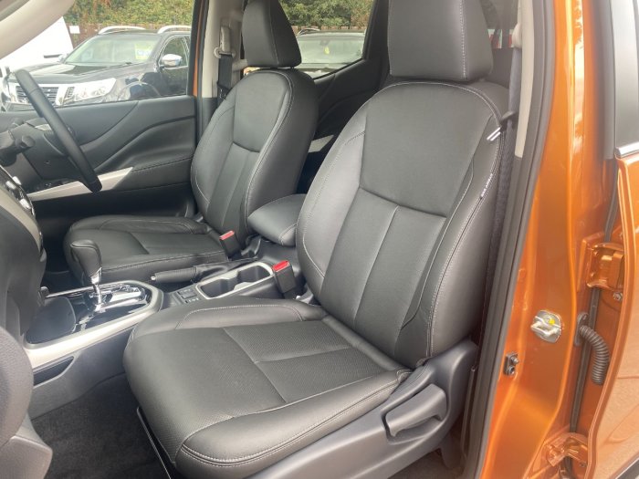 Nissan Navara Double Cab Pick Up Tekna 2.3dCi 190 TT 4WD Auto Pick Up Diesel Yellow