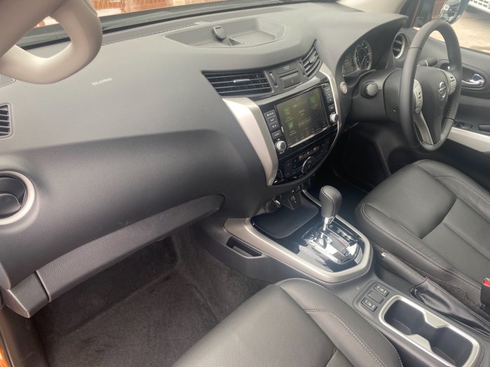 Nissan Navara Double Cab Pick Up Tekna 2.3dCi 190 TT 4WD Auto Pick Up Diesel Yellow