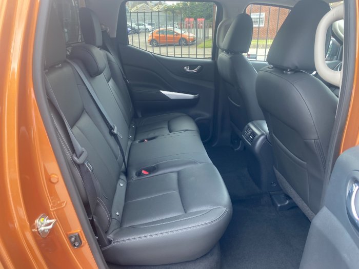 Nissan Navara Double Cab Pick Up Tekna 2.3dCi 190 TT 4WD Auto Pick Up Diesel Yellow