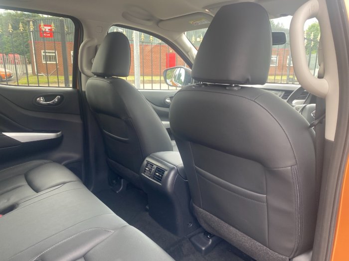 Nissan Navara Double Cab Pick Up Tekna 2.3dCi 190 TT 4WD Auto Pick Up Diesel Yellow