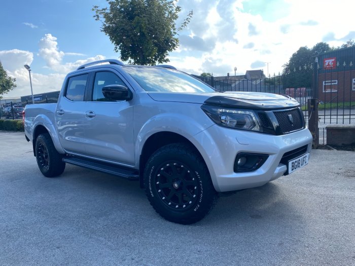Nissan Navara Double Cab Pick Up Tekna 2.3dCi 190 4WD Auto Pick Up Diesel Silver