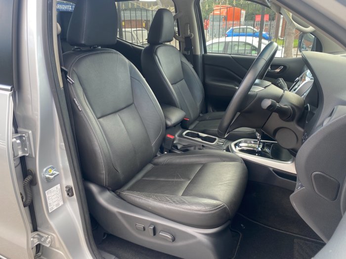 Nissan Navara Double Cab Pick Up Tekna 2.3dCi 190 4WD Auto Pick Up Diesel Silver