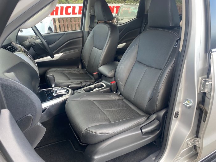 Nissan Navara Double Cab Pick Up Tekna 2.3dCi 190 4WD Auto Pick Up Diesel Silver
