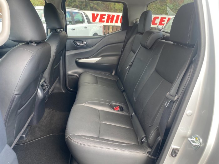 Nissan Navara Double Cab Pick Up Tekna 2.3dCi 190 4WD Auto Pick Up Diesel Silver