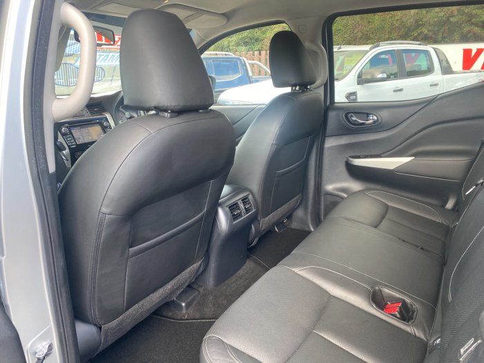 Nissan Navara Double Cab Pick Up Tekna 2.3dCi 190 4WD Auto Pick Up Diesel Silver