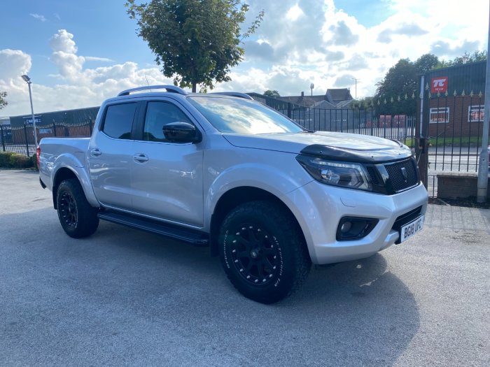 Nissan Navara Double Cab Pick Up Tekna 2.3dCi 190 4WD Auto Pick Up Diesel Silver